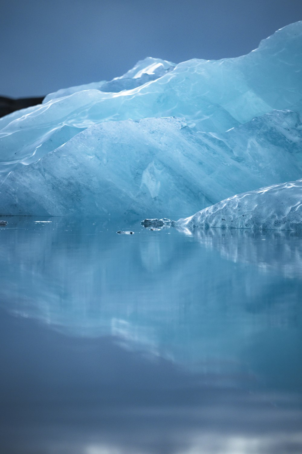 un gros iceberg flottant au-dessus d’un plan d’eau