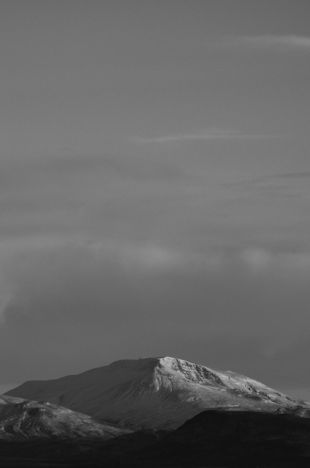 눈 덮인 산의 흑백 사진
