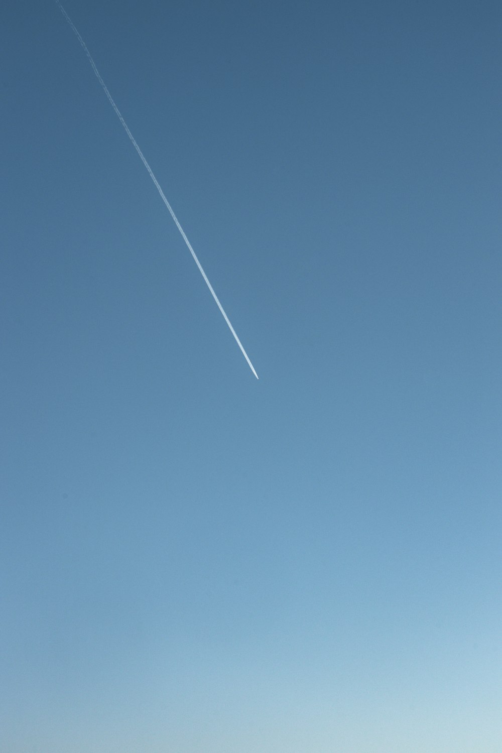 飛行機が空高く飛んでいる