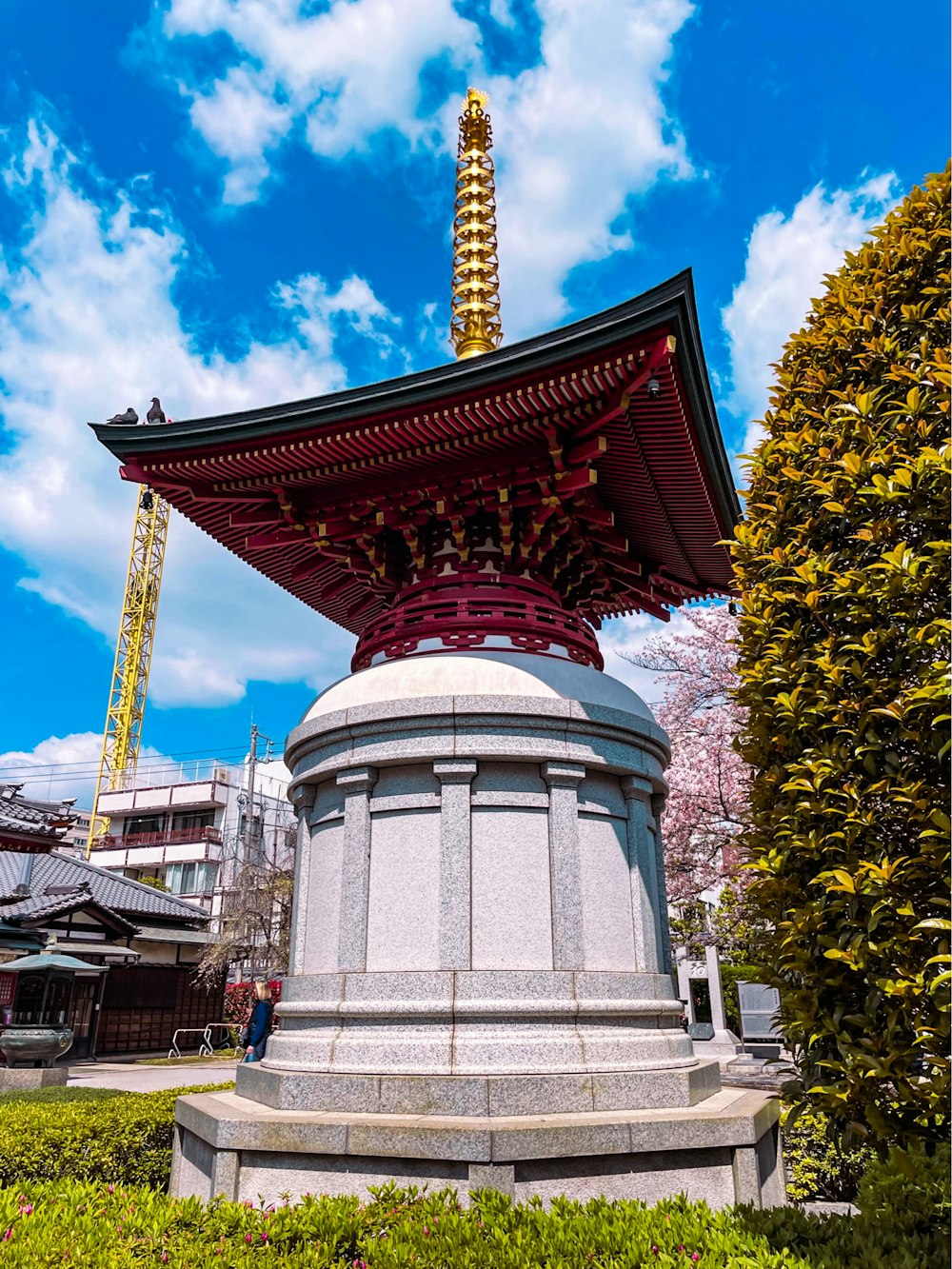 una pagoda con una torre alta en medio de un parque