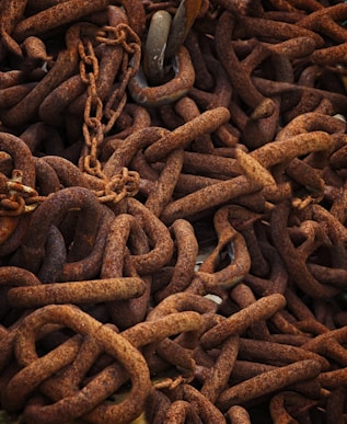 a pile of rusted metal chains and chains