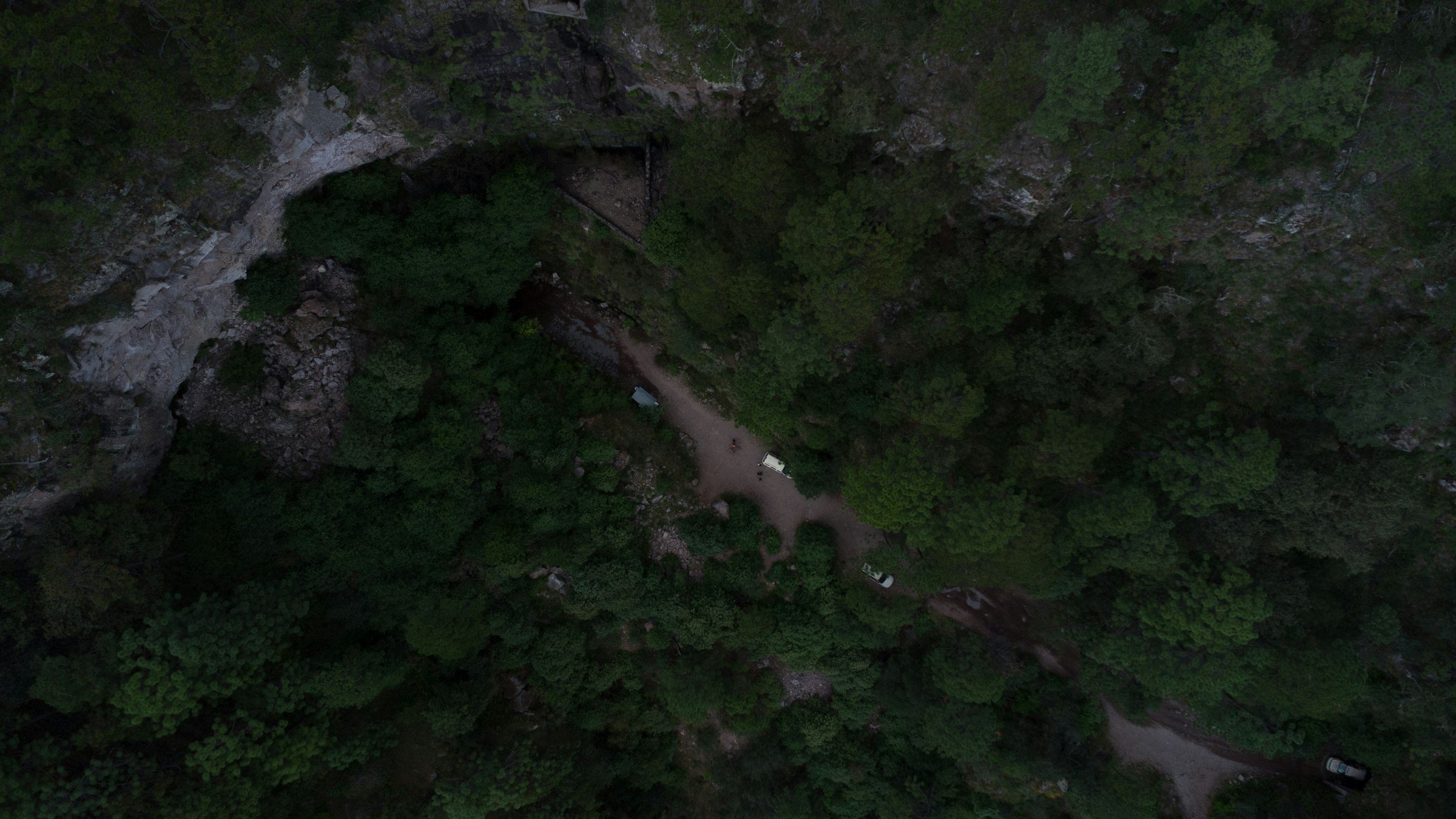 Carretera vista desde el aire, rodeada de vegetación densa.
