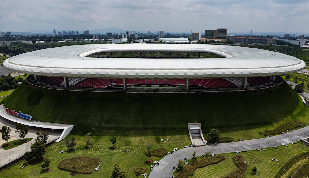 uma vista aérea de um estádio de futebol em uma cidade