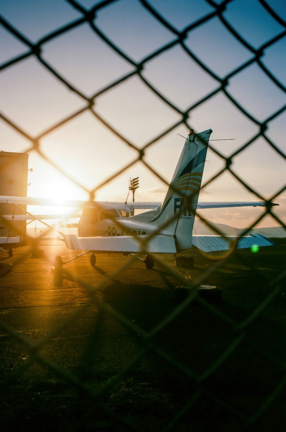 공항 활주로 위에 앉아 있는 작은 비행기