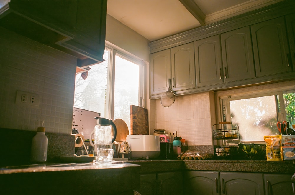 una cocina con fregadero y ventana