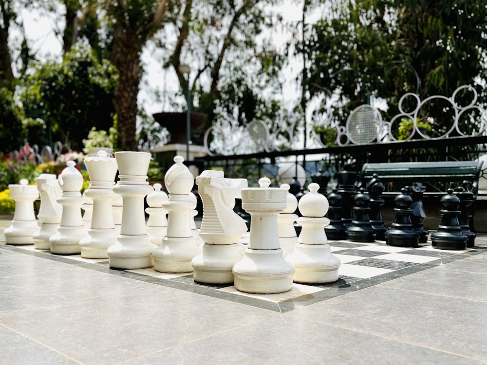 ein Schachbrett mit weißen und schwarzen Figuren
