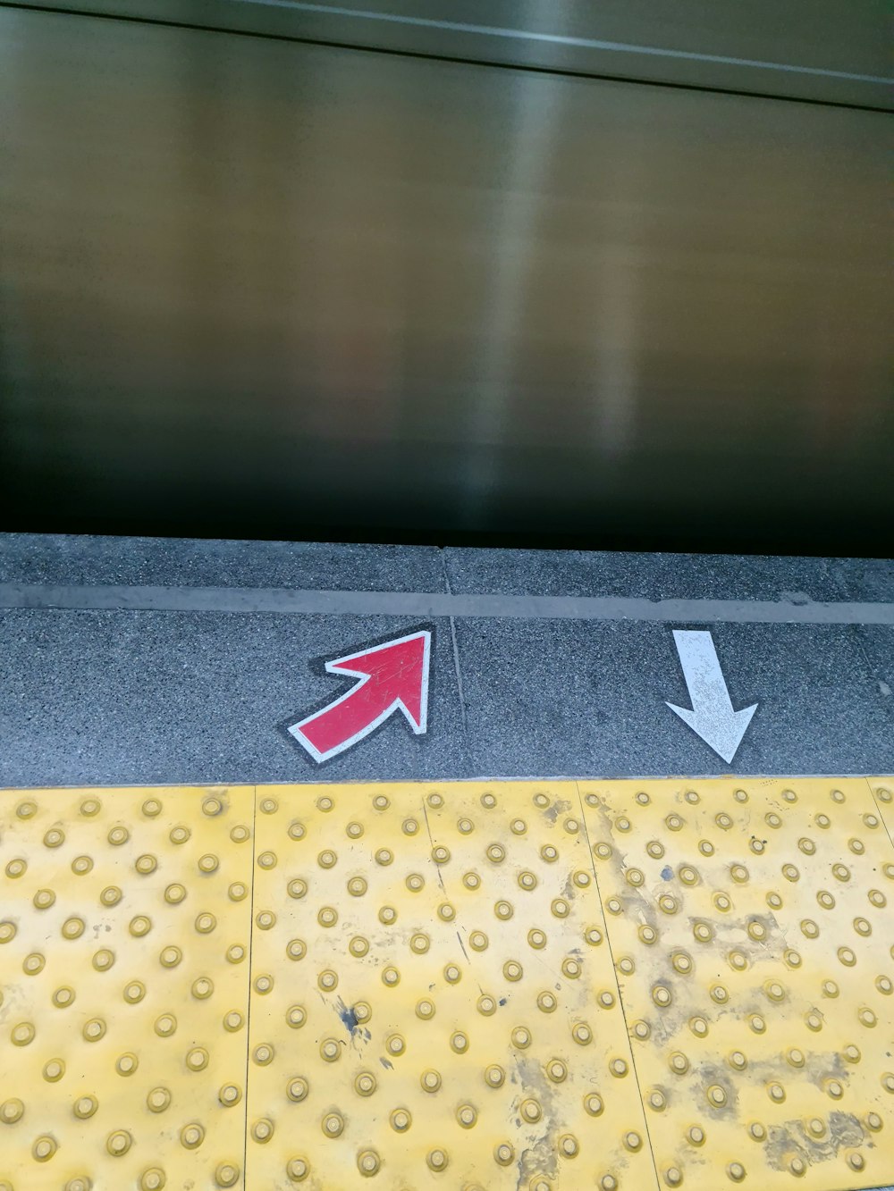 a red arrow pointing to the left on a yellow platform