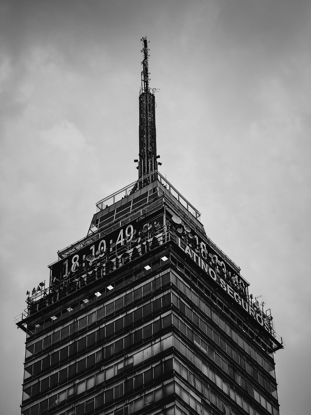 uma foto em preto e branco do topo de um edifício