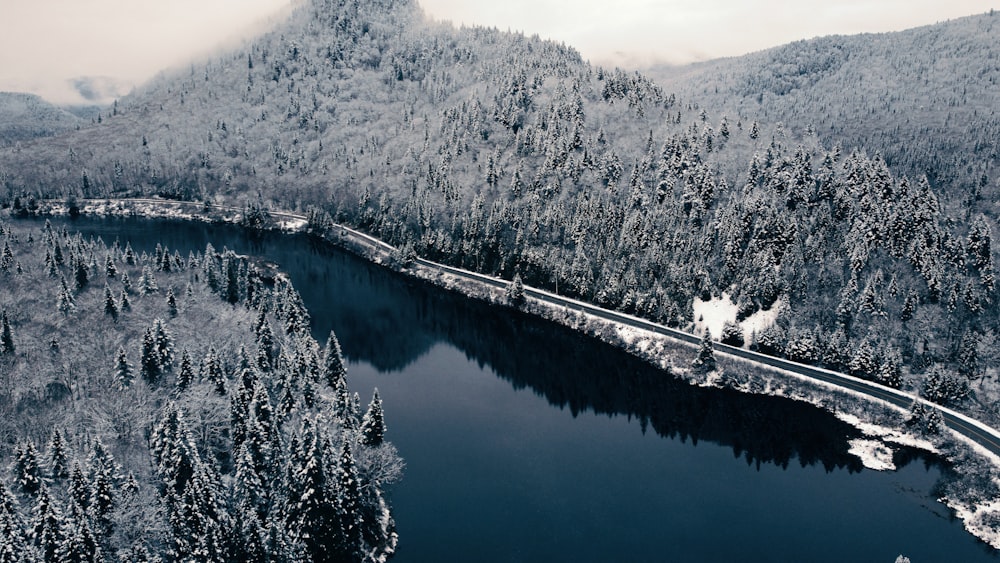 uma grande massa de água cercada por montanhas cobertas de neve