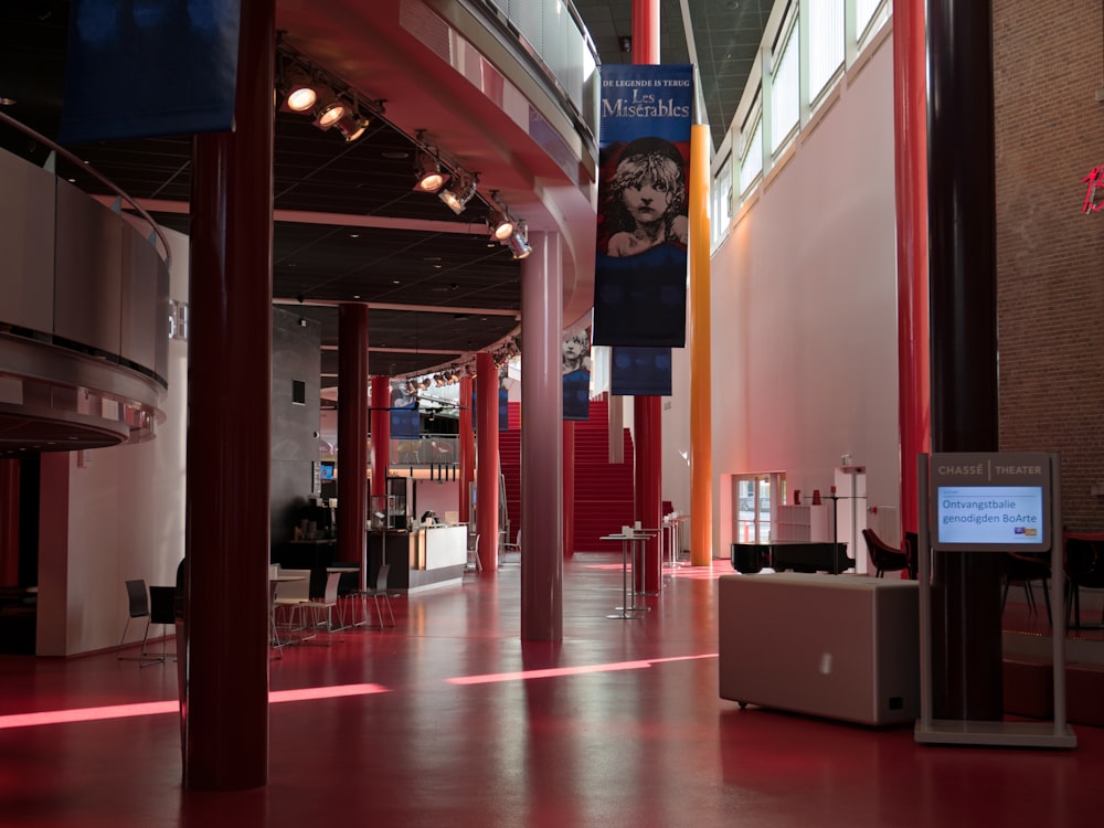 une grande salle avec un drapeau rouge et jaune accroché au plafond