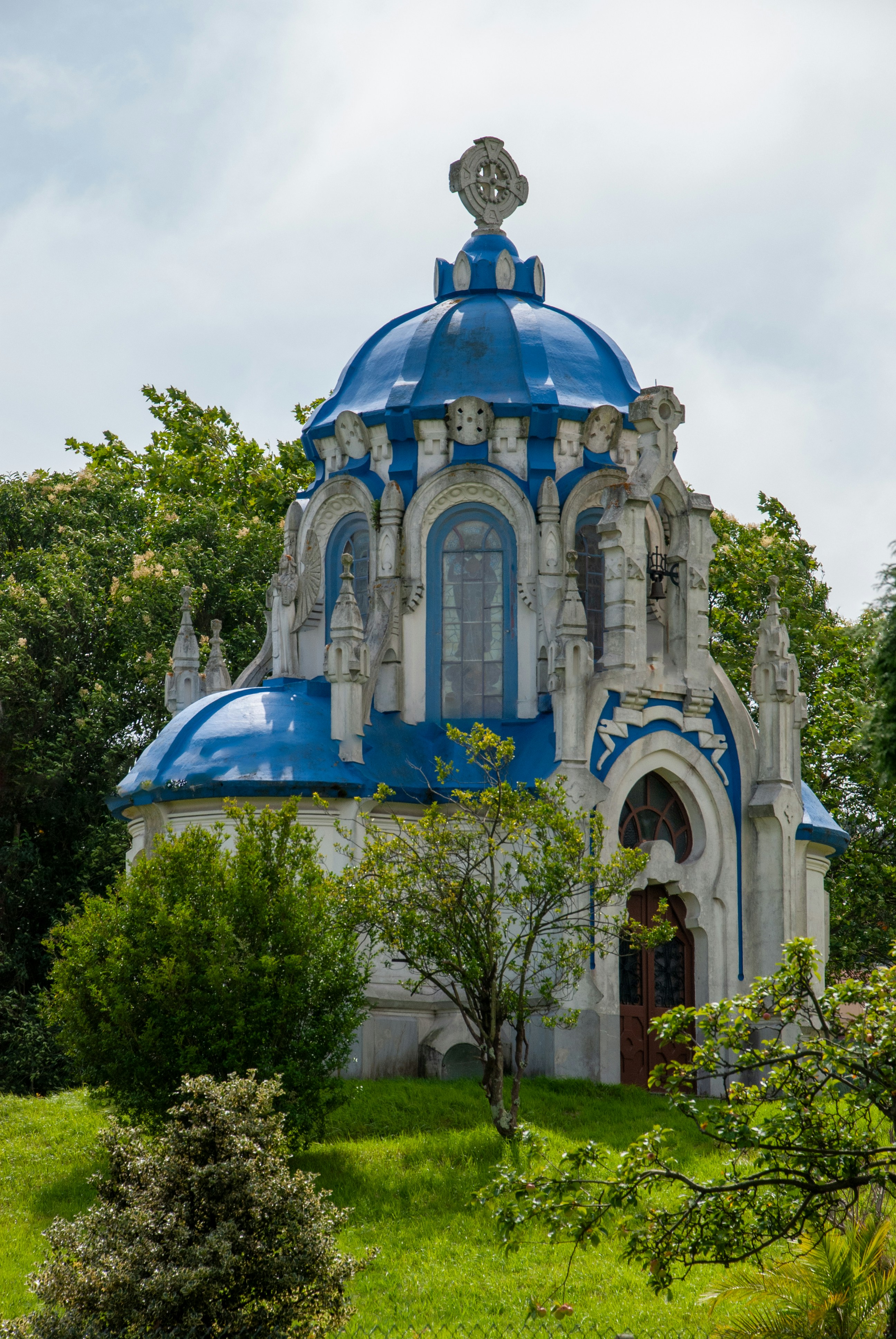 um edifício azul e branco com um telhado azul