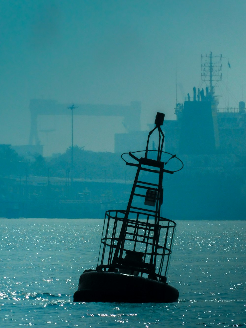 um barco flutuando em cima de um corpo de água