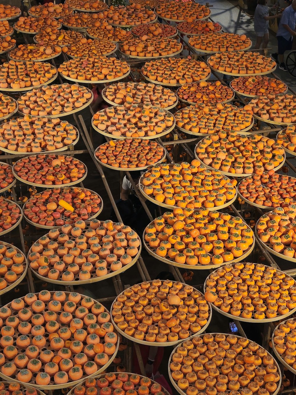 a bunch of oranges that are sitting on a table