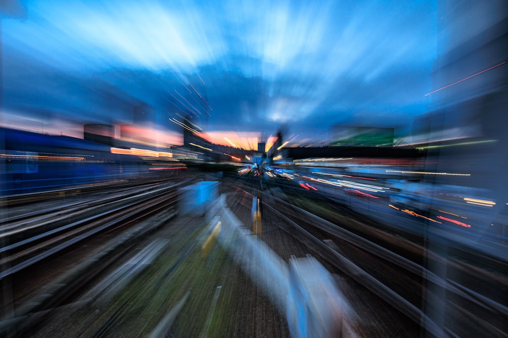 uma foto desfocada de um trilho de trem ao entardecer