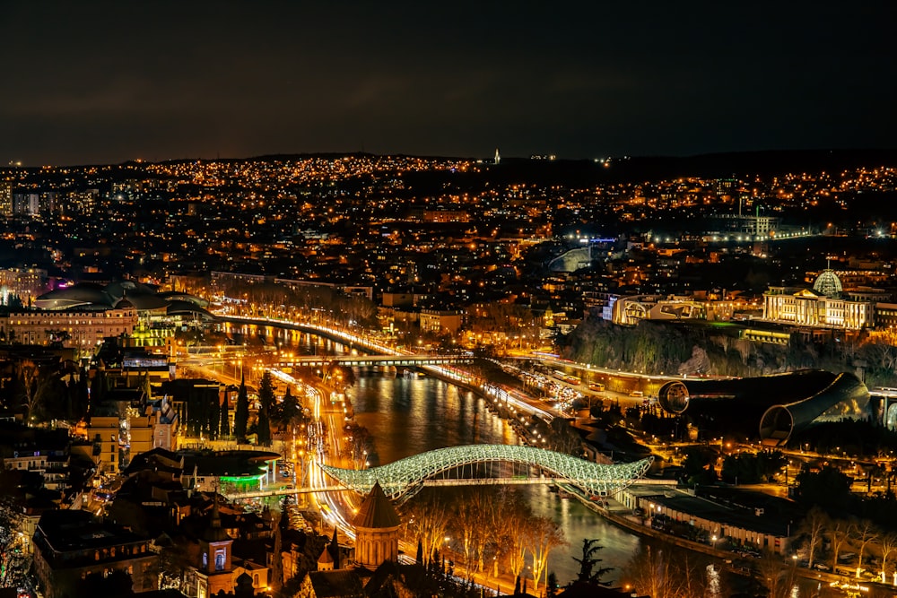 Una vista de una ciudad por la noche desde un punto de vista elevado