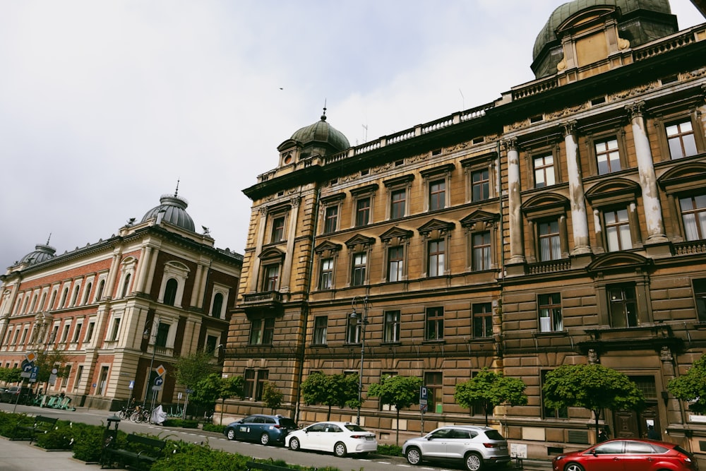 eine Gruppe von Autos, die vor einem Gebäude geparkt sind