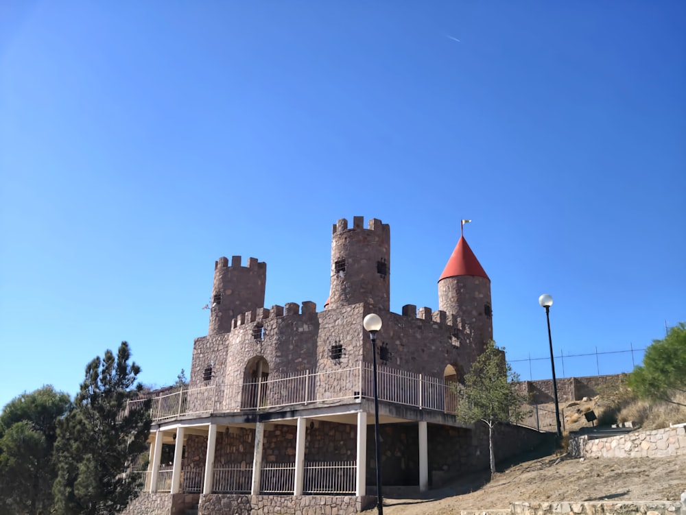 um castelo como edifício com um telhado vermelho
