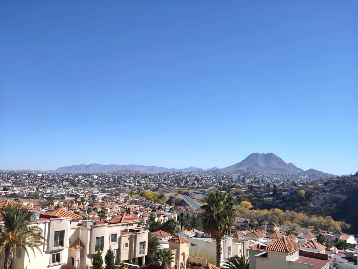 Vista de la ciudad con las montañas del norte al fondo