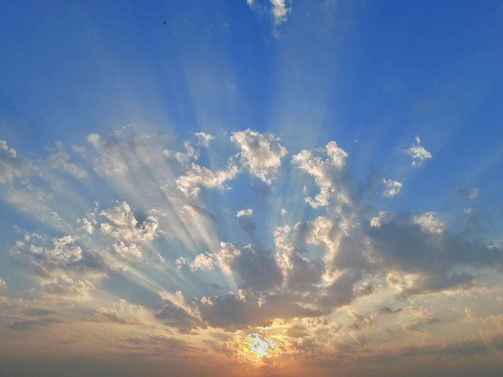 空の雲の切れ間から太陽が輝いています