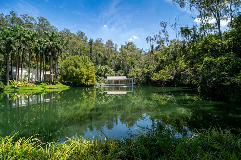 Lago e pavilhão do Instituto Inhotim em Brumadinho