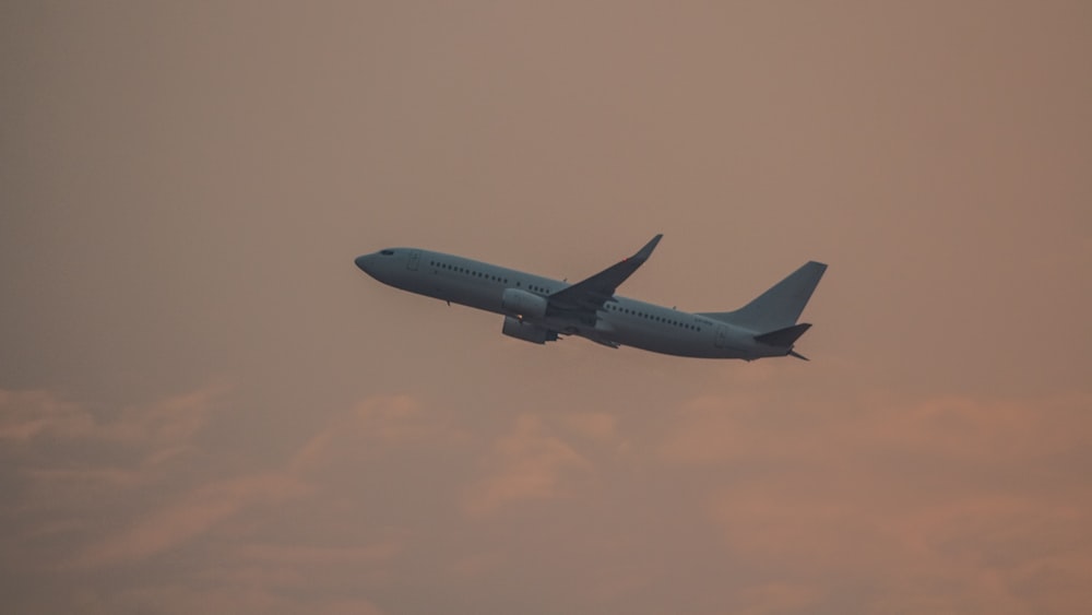 un gran avión de pasajeros volando a través de un cielo nublado