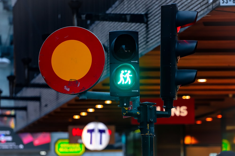 eine Ampel mit einem Fußgängerweg-Schild darauf