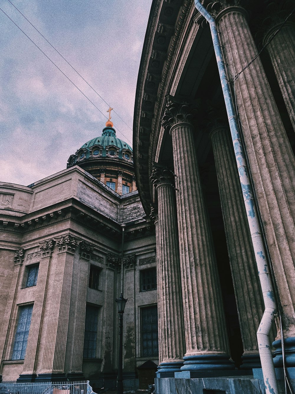 Un gran edificio con columnas y una cúpula en la parte superior