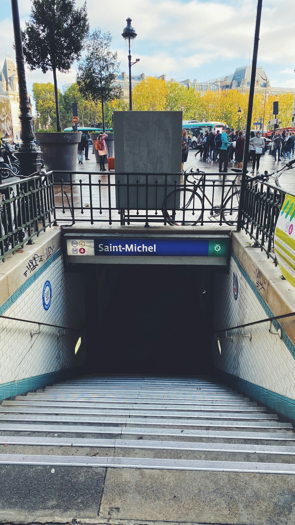 地下鉄の駅の入り口と、そこへ続く�階段