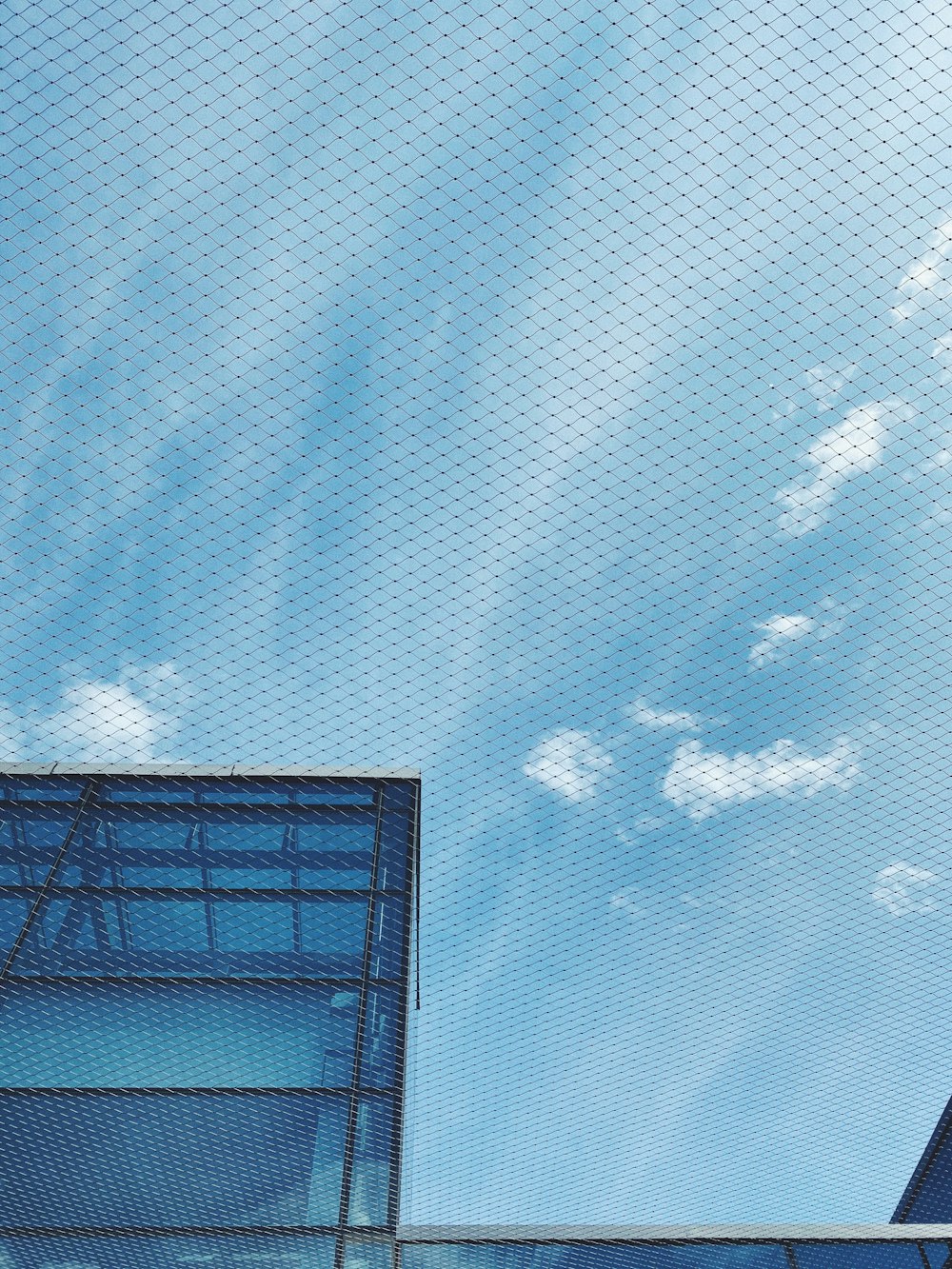 un bâtiment avec un ciel bleu en arrière-plan