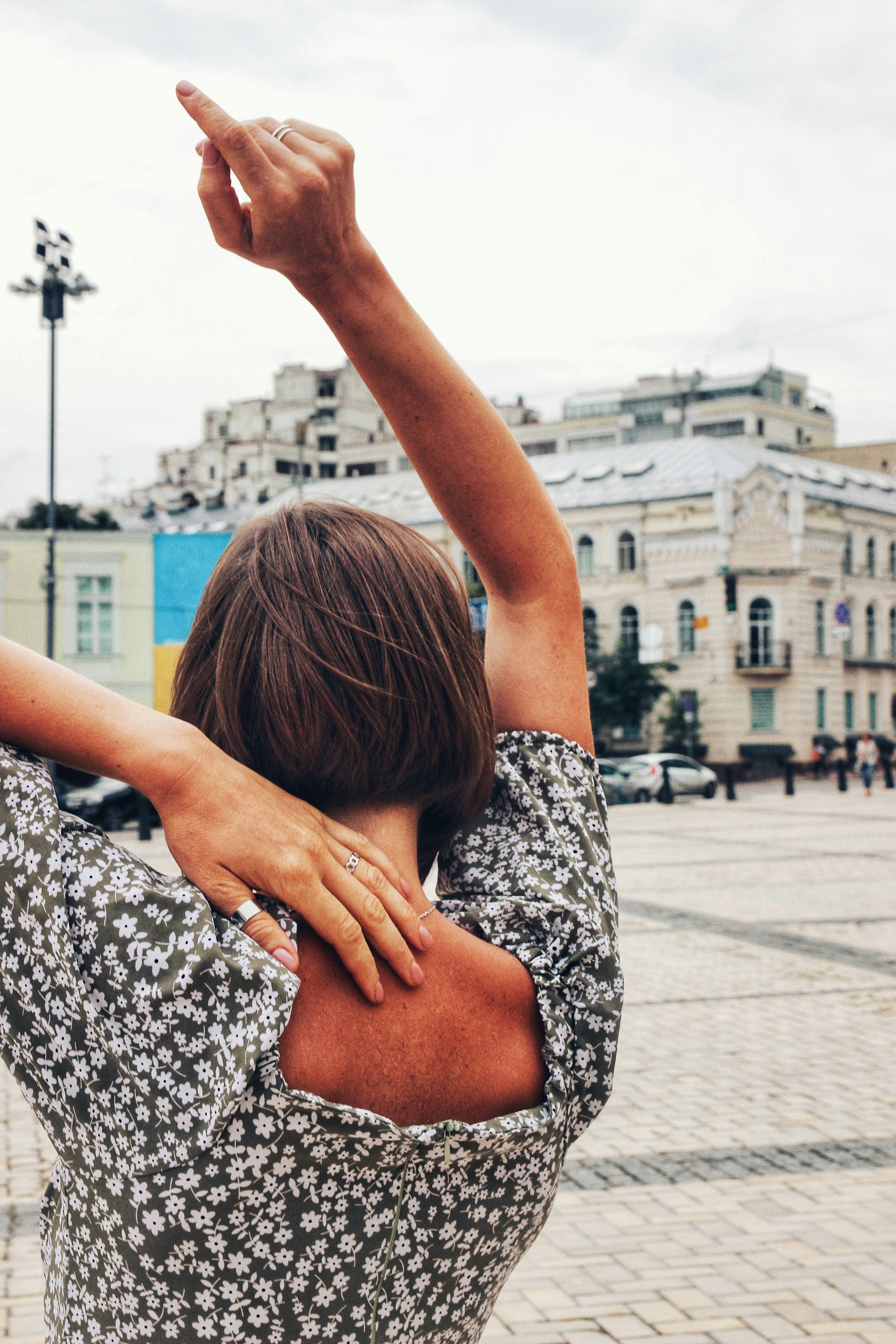 une femme levant les bras en l’air