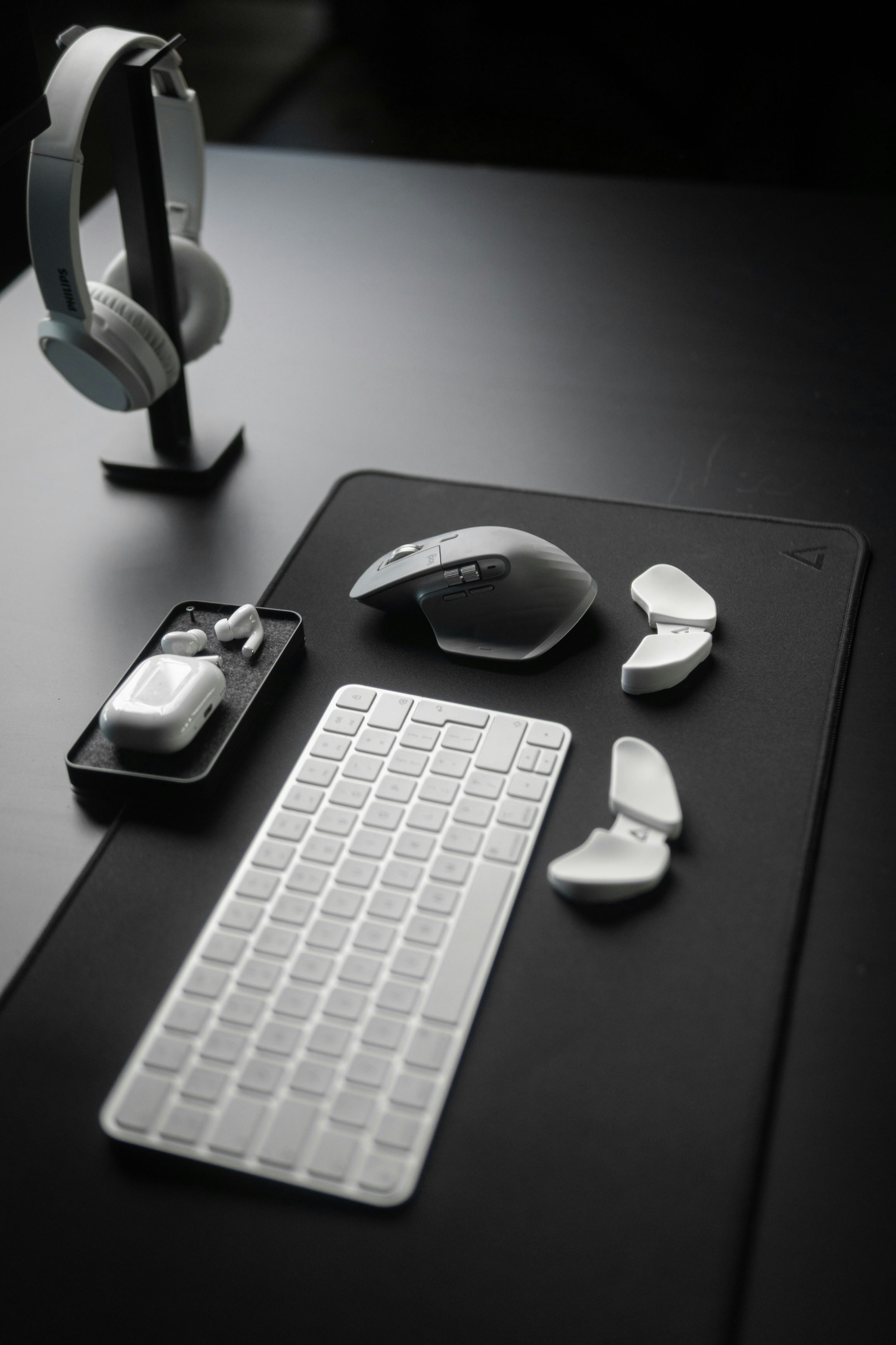 un bureau avec un clavier, une souris et des écouteurs