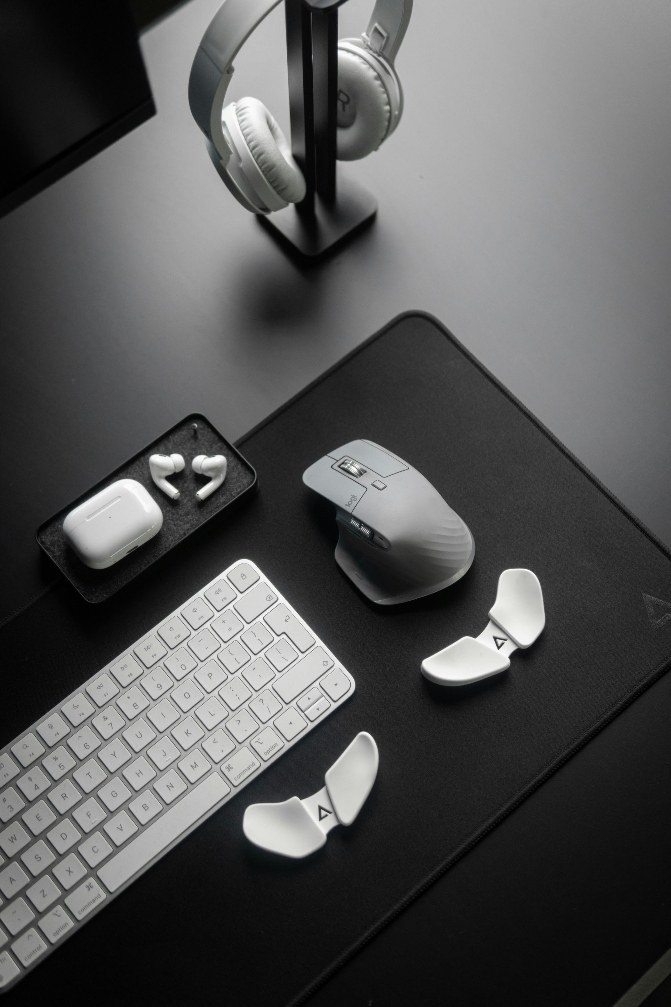 un bureau d’ordinateur avec un clavier, une souris et des écouteurs