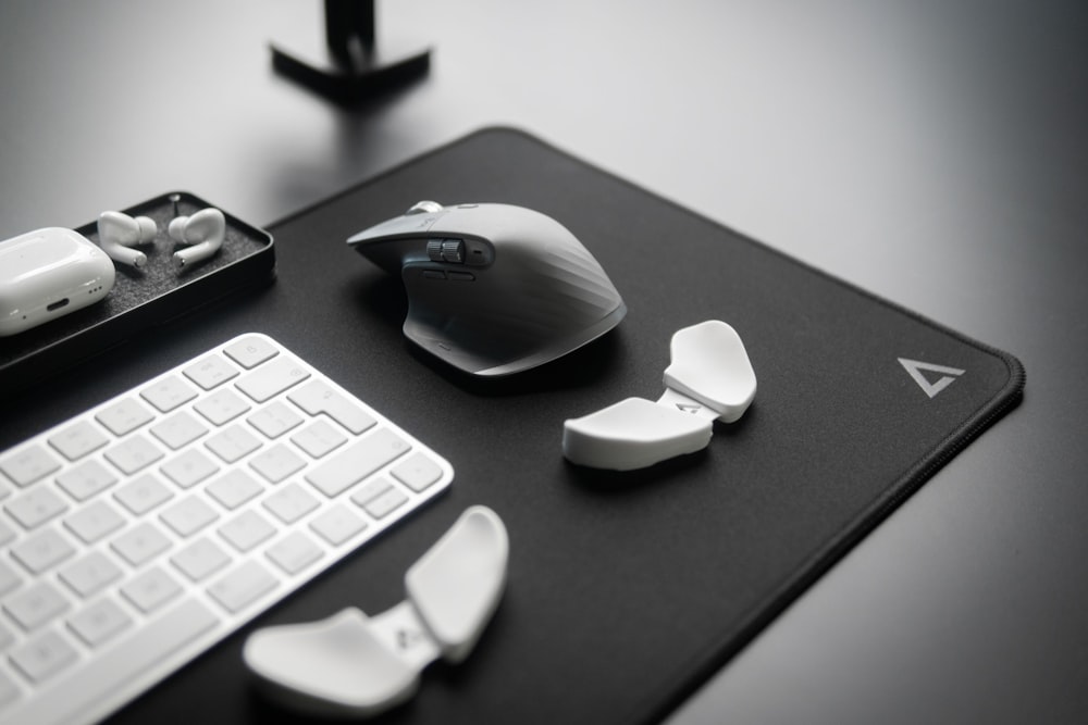 um mouse e teclado de computador em uma mesa