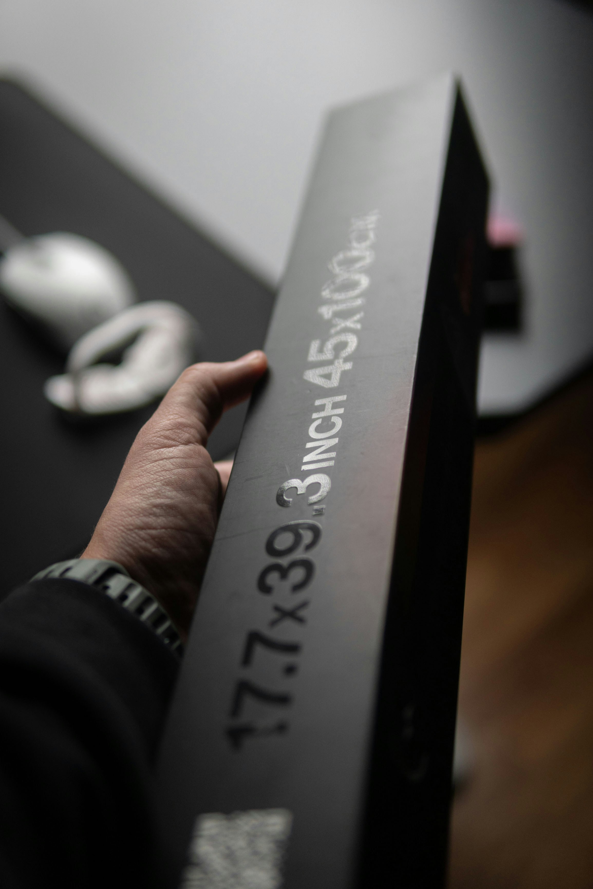 une personne tient une boîte noire avec un nom dessus