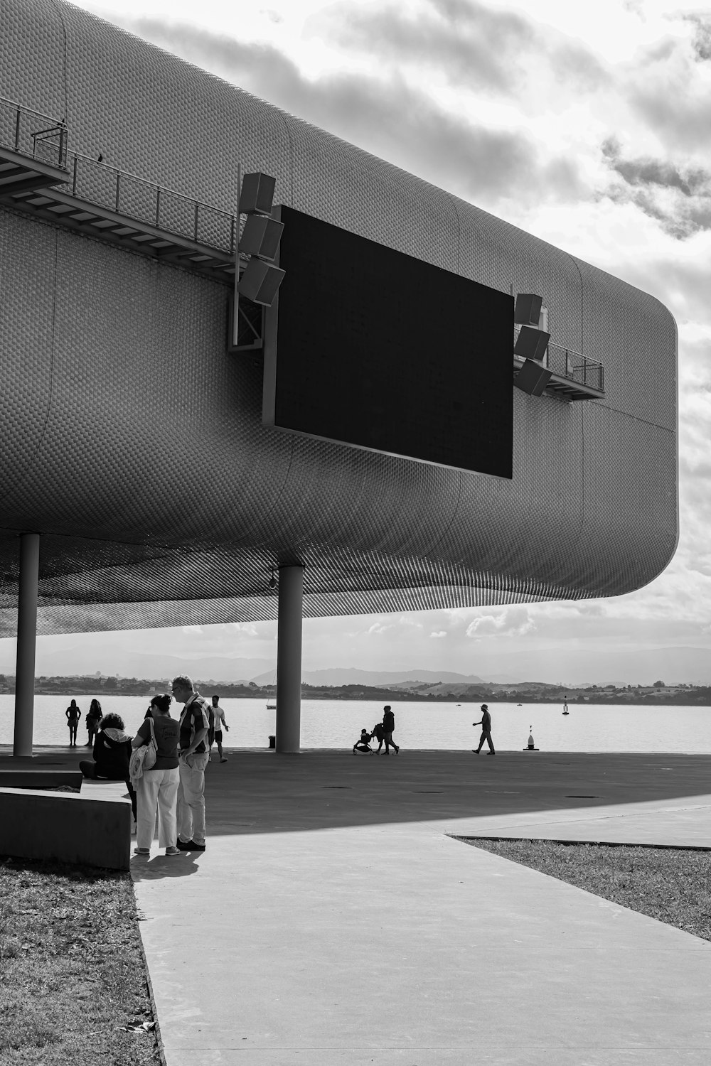 un groupe de personnes debout autour d’un grand bâtiment