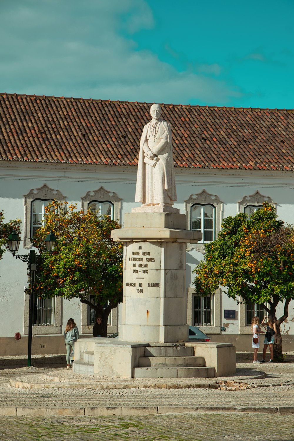 a statue of a man in front of a building