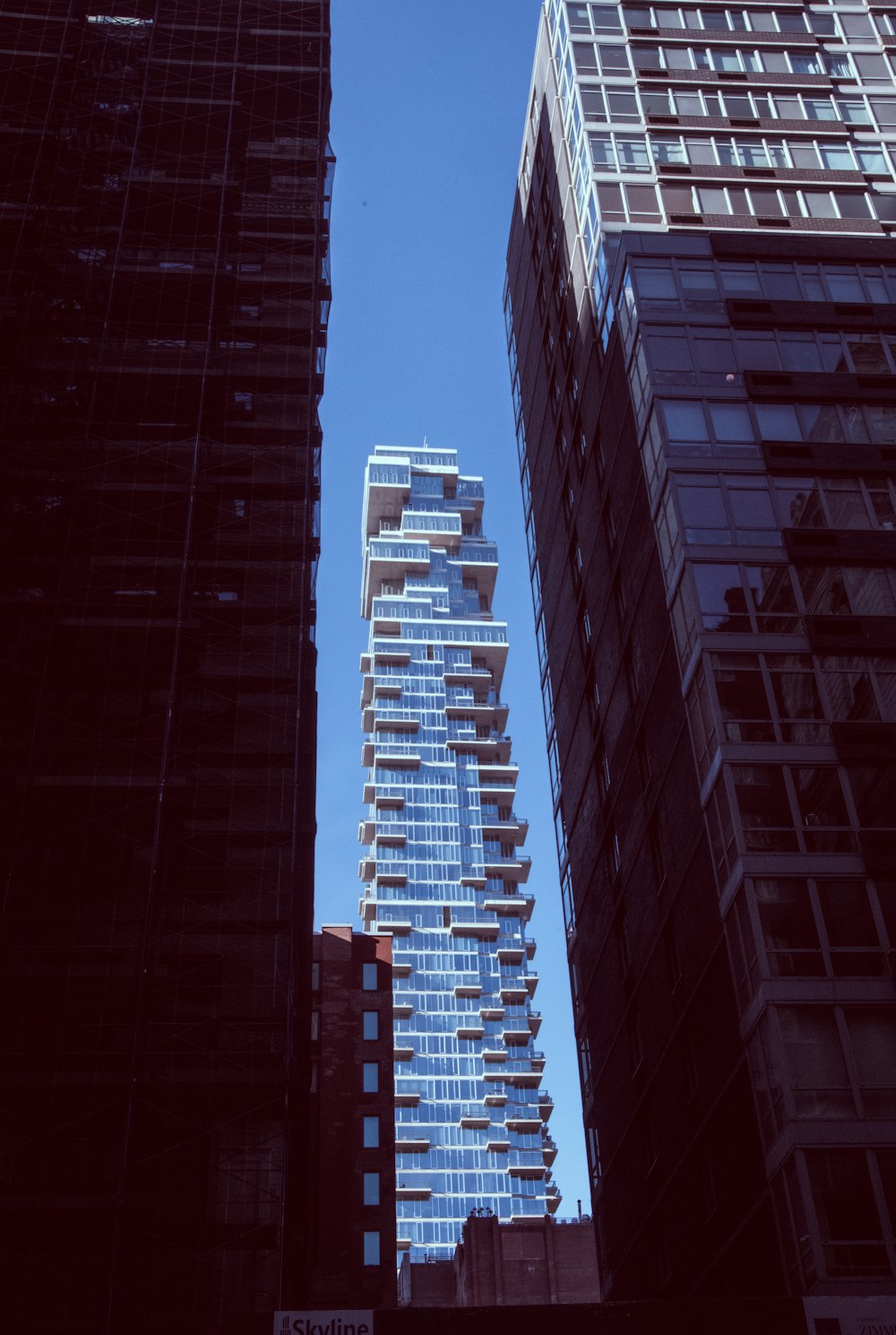 Un edificio alto que se eleva sobre una ciudad llena de edificios altos