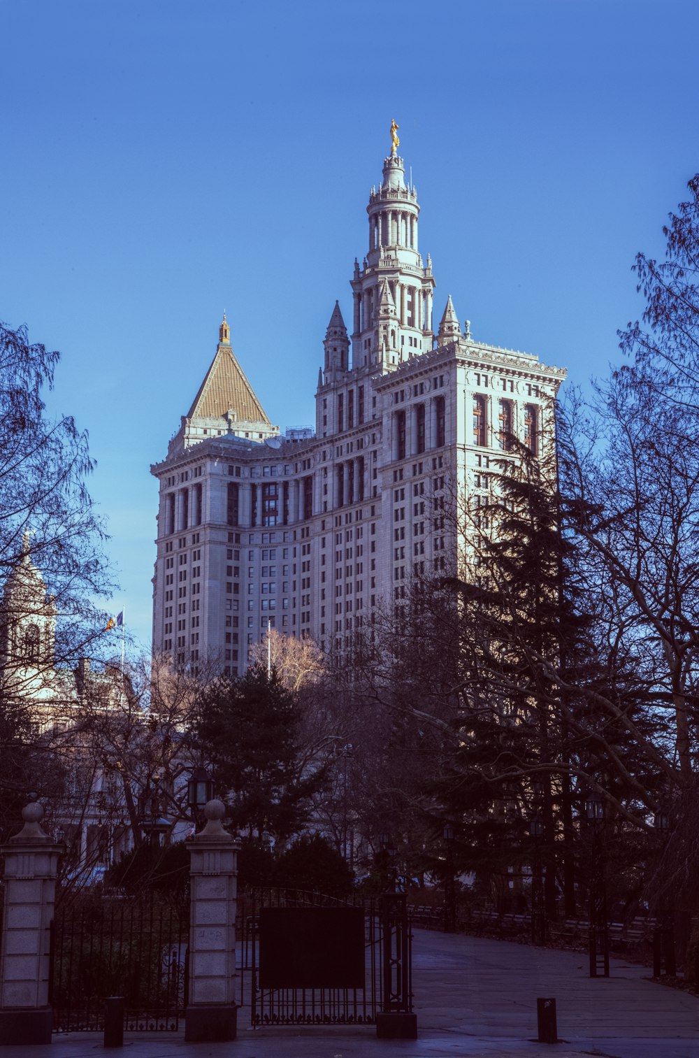 Un edificio alto con una torre de reloj en la parte superior