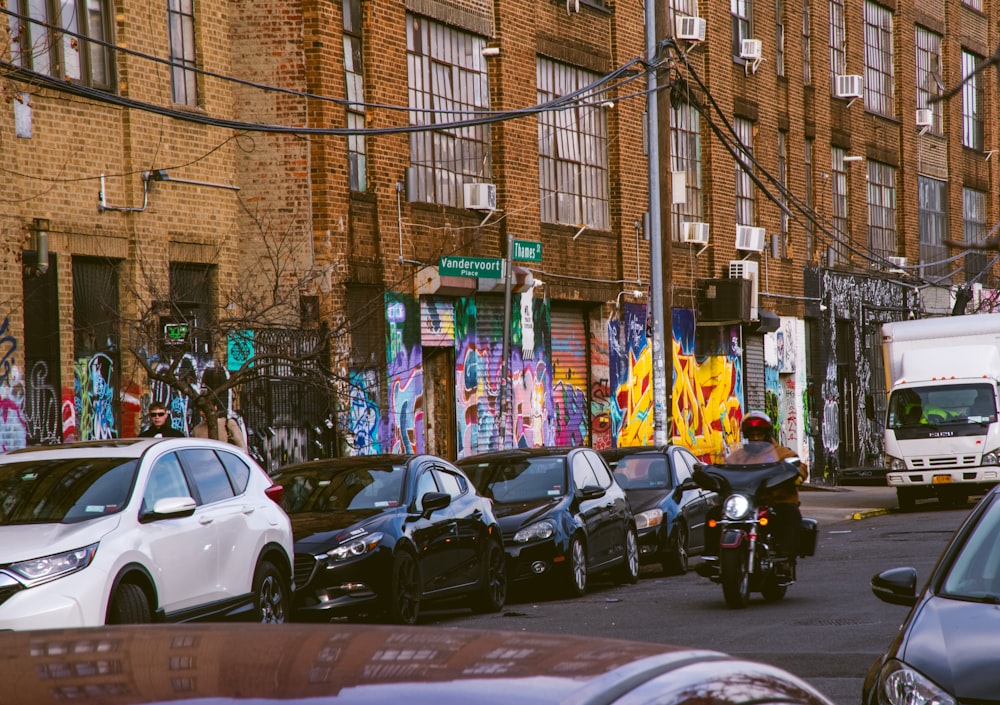 a city street filled with lots of parked cars