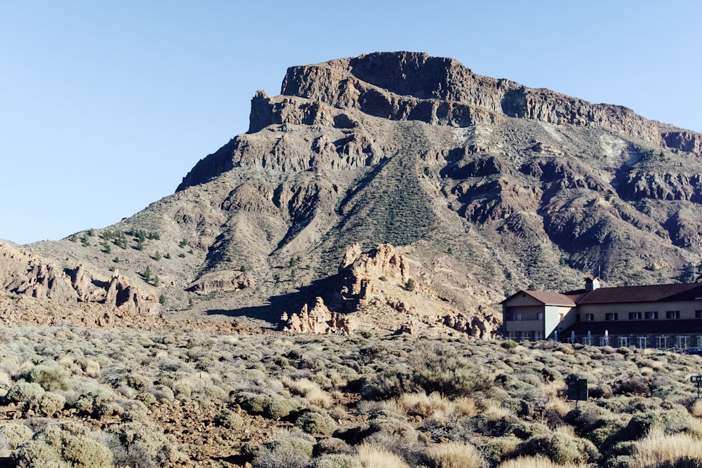 산을 배경으로 사막 한가운데에 있는 집
