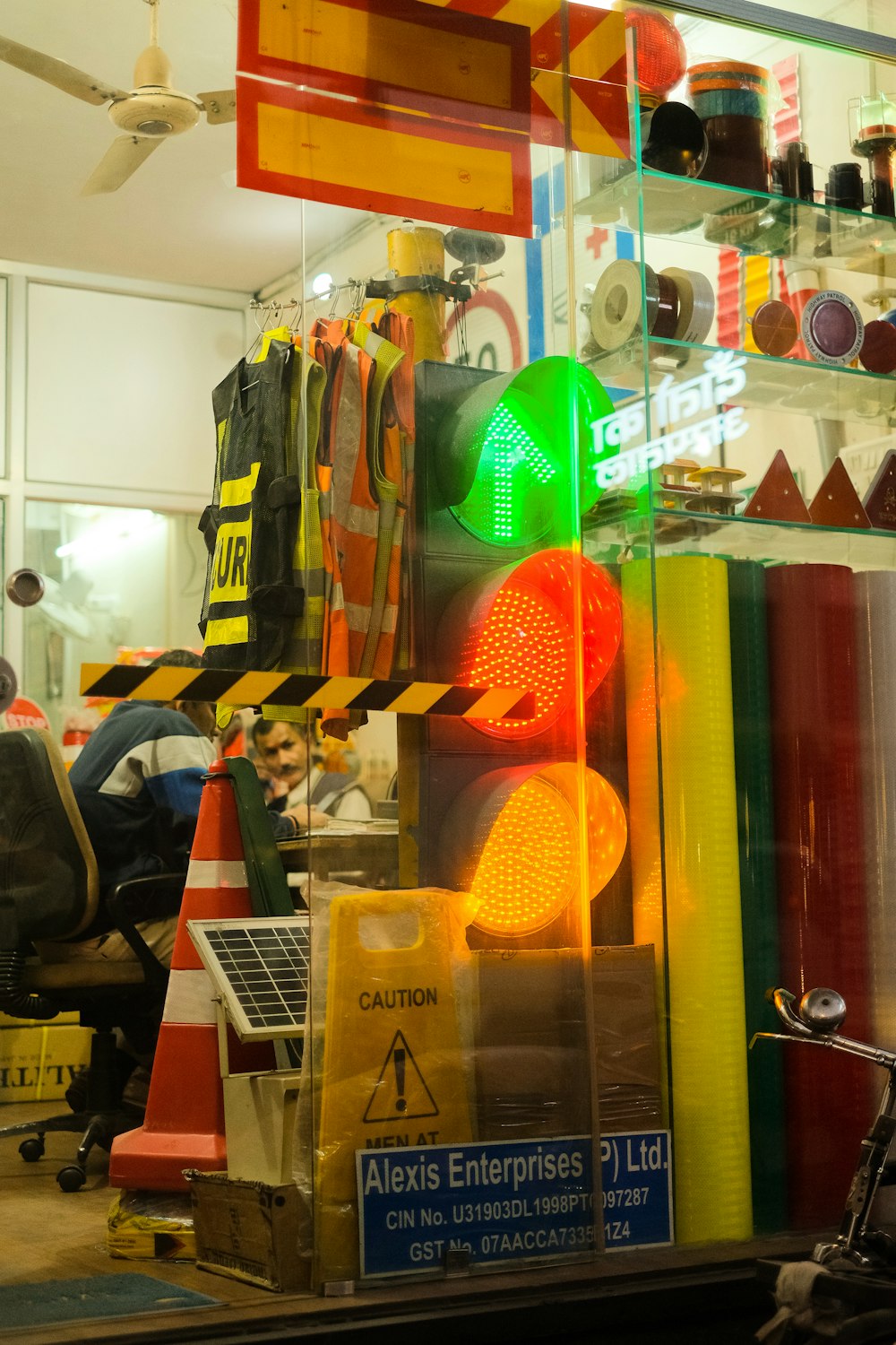 un feu de circulation assis devant la vitrine d’un magasin