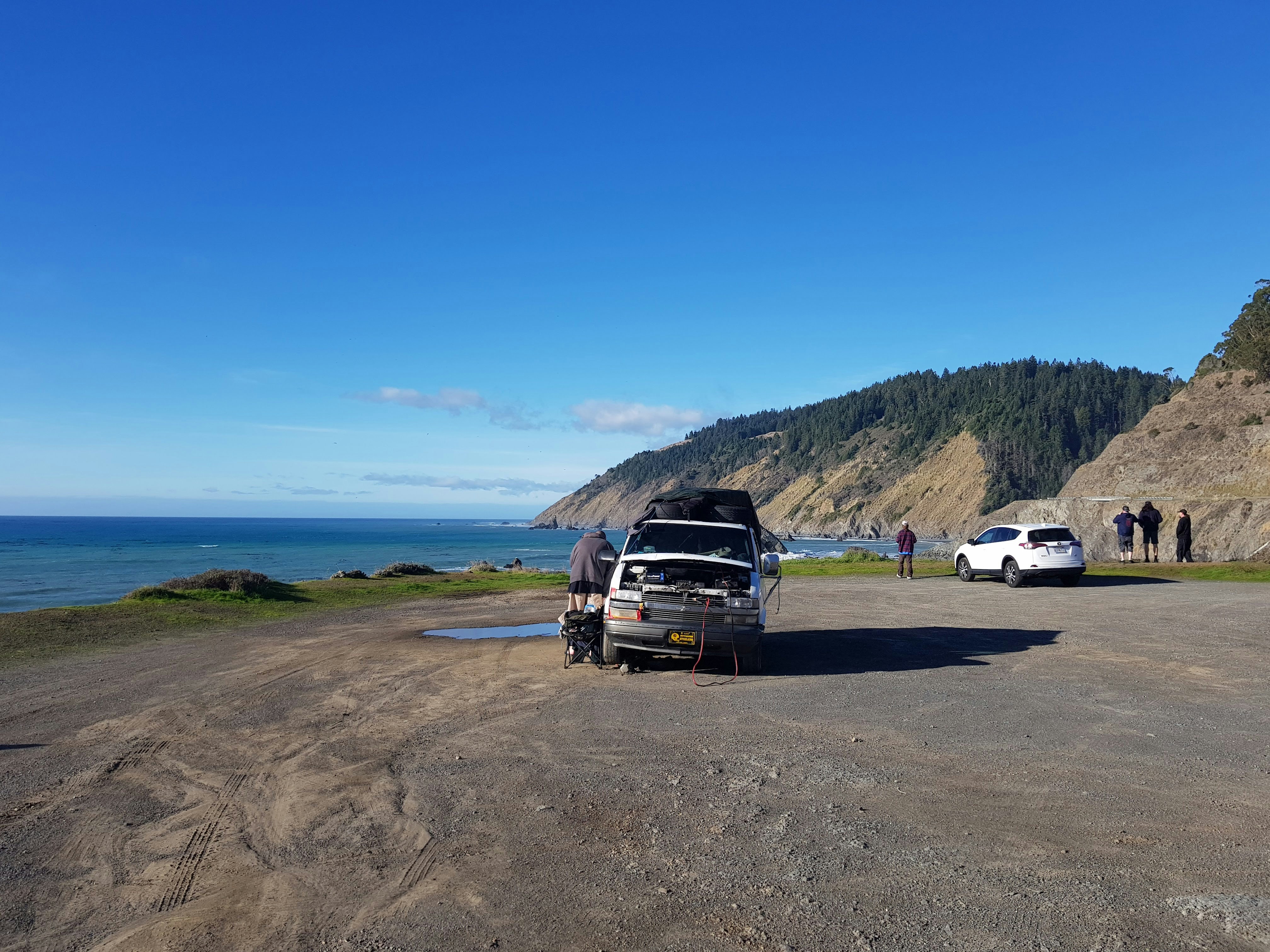 scenic coastal highway wallpaper, ilustrasi artikel Drive into Forever: Unforgettable Road Trip Honeymoon Ideas 7