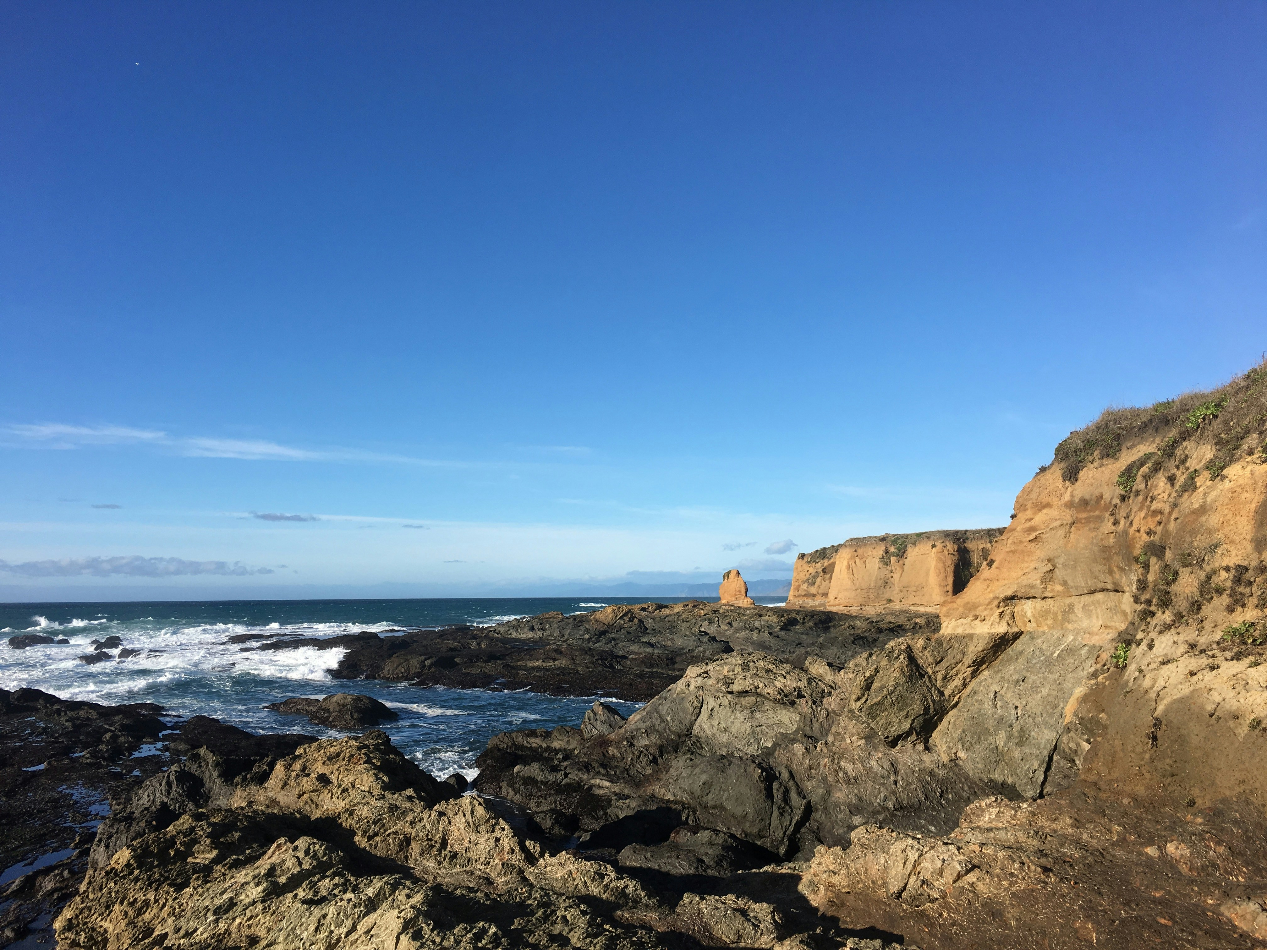 scenic coastal highway wallpaper, ilustrasi artikel Drive into Forever: Unforgettable Road Trip Honeymoon Ideas 1