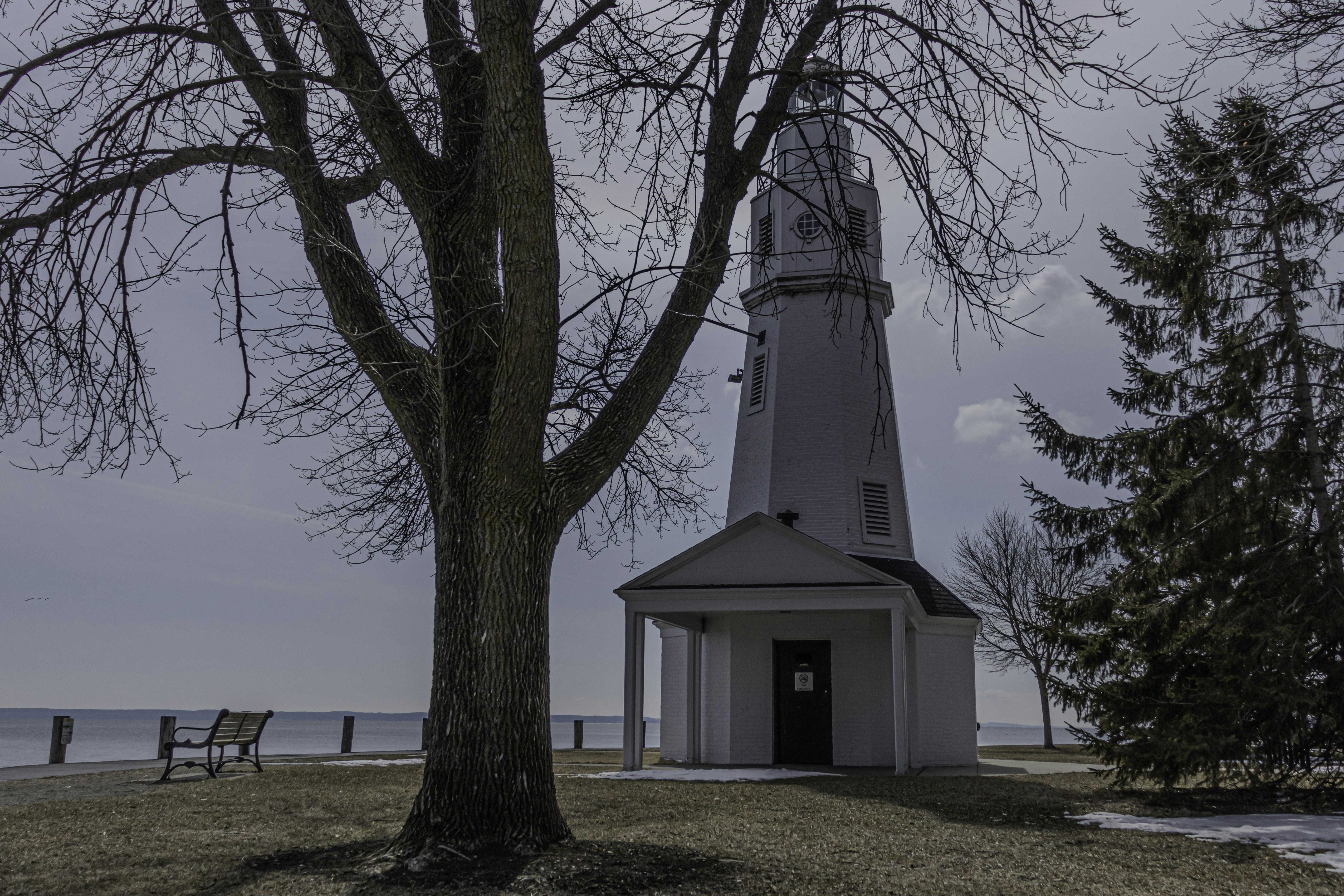 una pequeña iglesia blanca con una torre del reloj