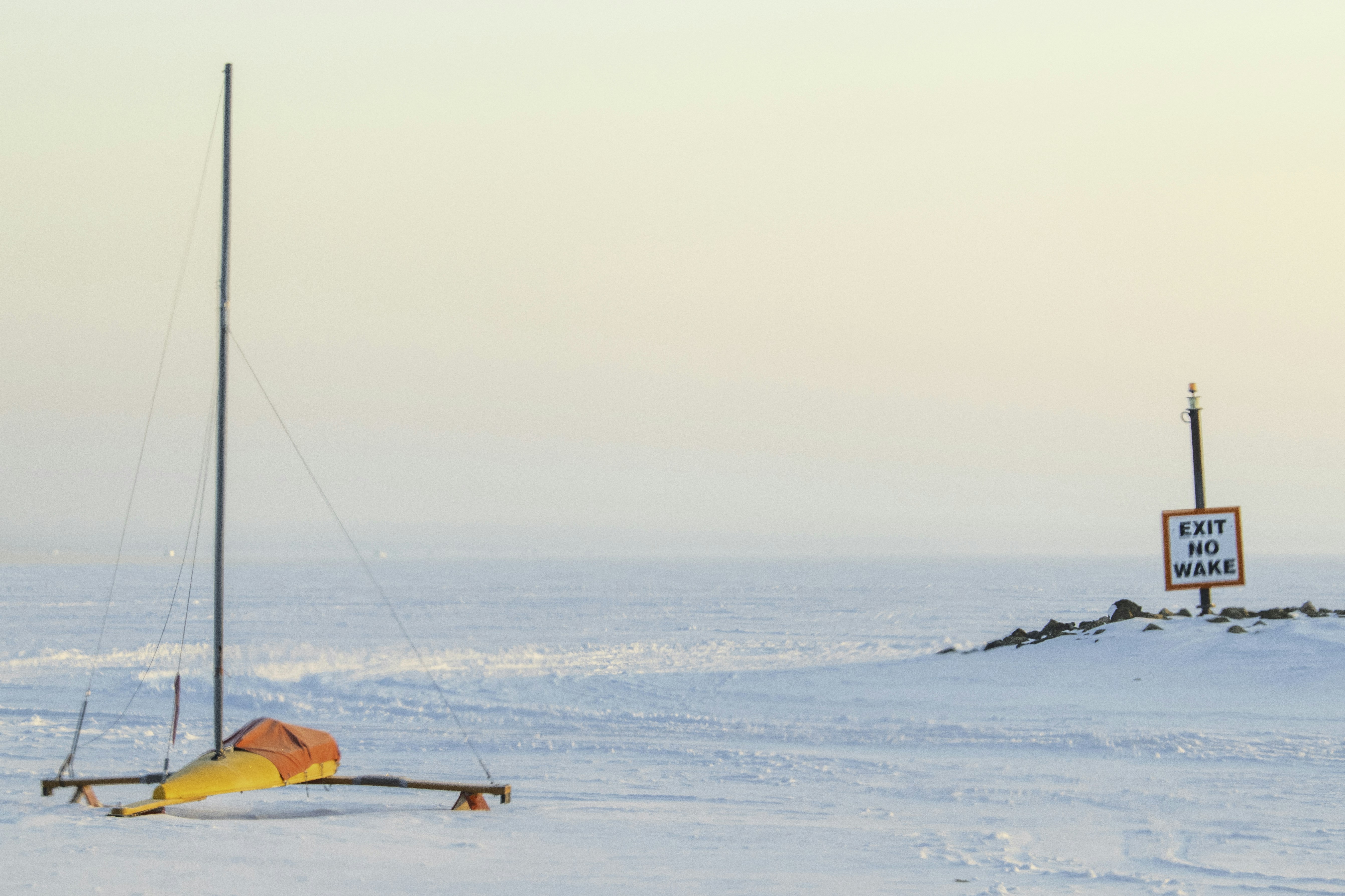 un velero sentado en la cima de un campo cubierto de nieve
