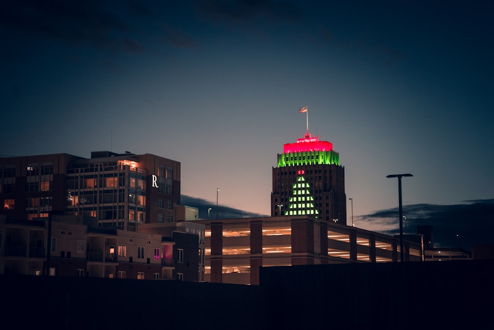 un edificio alto con la cima rossa e verde