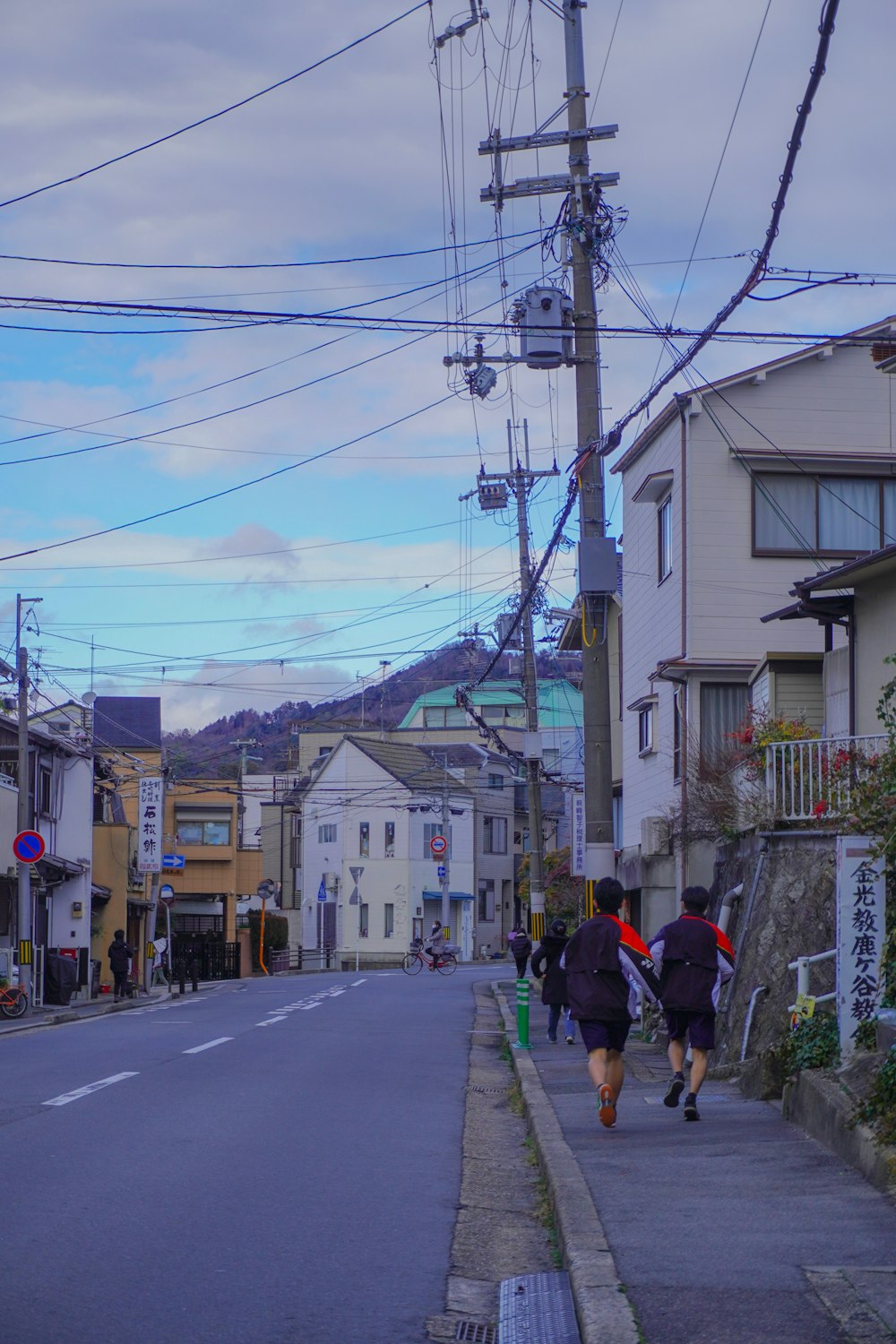 Un par de personas caminando por una calle