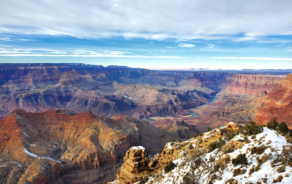 Une vue sur le Grand Canyon depuis le sommet d’une montagne