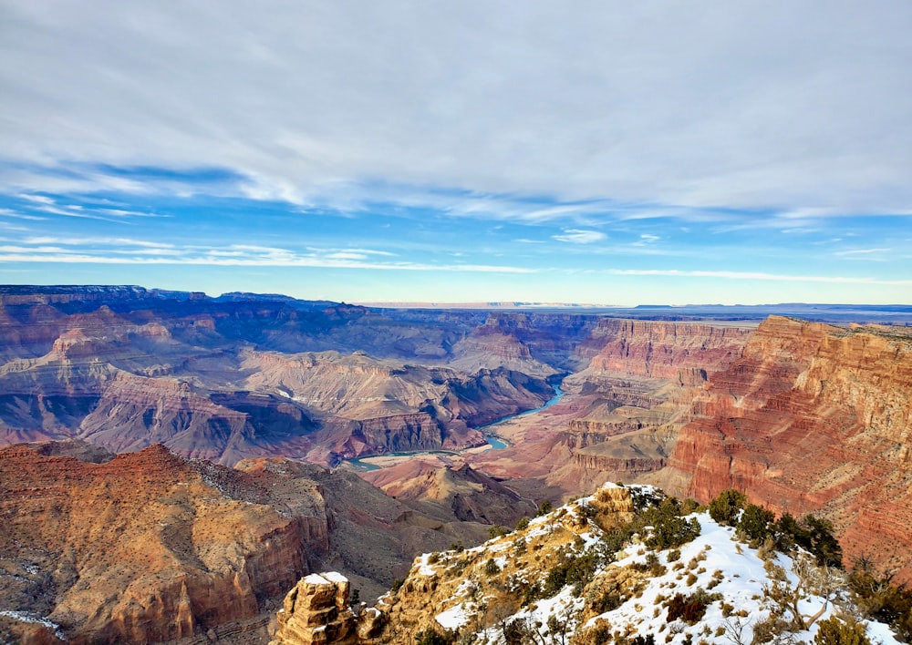 Uma vista do Grand Canyon do topo de uma montanha
