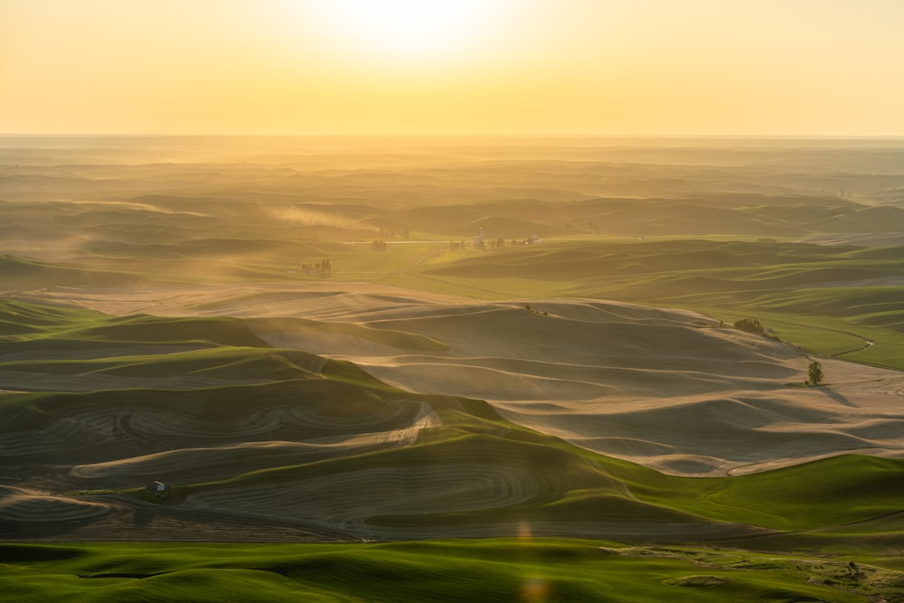 Le soleil se couche sur les collines ondulantes